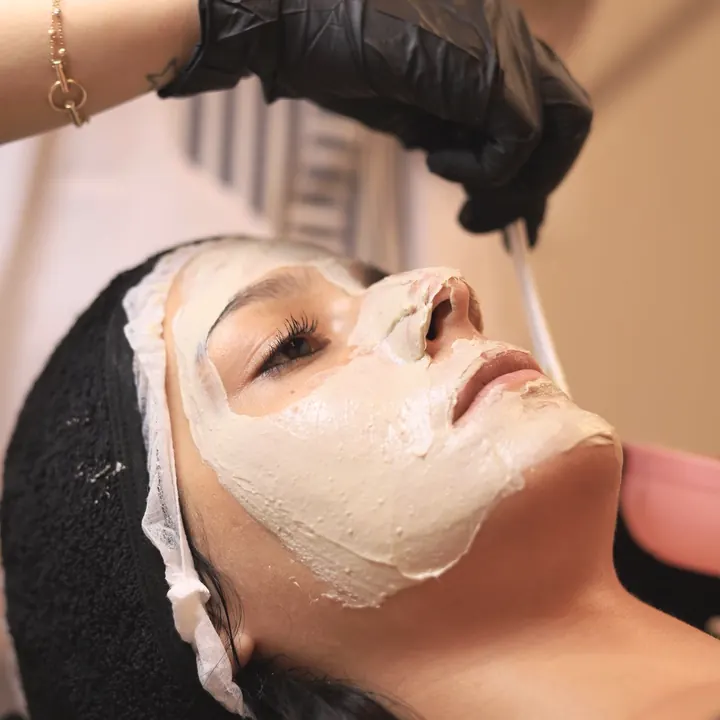 Masker tijdens een gezichtsbehandeling
