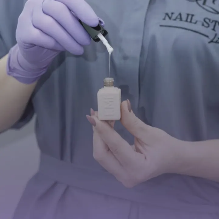 Nagelstyliste aan het werk